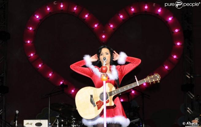 Katy Perry interprète I Kissed a Girl à Ischgl en Autriche le 28 novembre 2009 déguisée en Mère Noël ! 