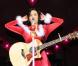 Katy Perry : Déguisée en Mère-Noël version Rockstar, elle est complètement... sur-voltée !