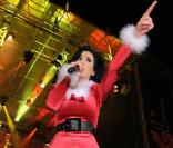 Katy Perry interprète I Kissed a Girl à Ischgl en Autriche le 28 novembre 2009 déguisée en Mère Noël ! 