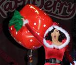 Katy Perry interprète I Kissed a Girl à Ischgl en Autriche le 28 novembre 2009 déguisée en Mère Noël ! 