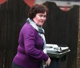 Susan Boyle présente aux photographes son premier album avant de... sortir ses poubelles ! Un moyen comme un autre de faire de la promo !