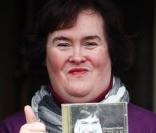 Susan Boyle présente aux photographes son premier album avant de... sortir ses poubelles ! Un moyen comme un autre de faire de la promo !
