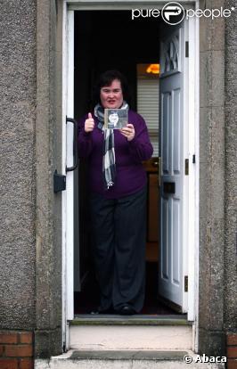 Susan Boyle présente aux photographes son premier album avant de... sortir ses poubelles ! Un moyen comme un autre de faire de la promo !