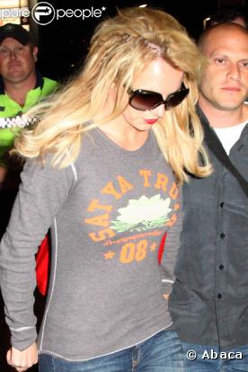 Britney Spears, lundi 30 novembre, quittant l'aéroport international de Sydney (Australie) direction Los Angeles.