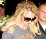 Britney Spears, lundi 30 novembre, quittant l'aéroport international de Sydney (Australie) direction Los Angeles.