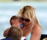 Britney, ici en croisière en Australie, offre une séance photos au magazine  Elle  en compagnie de ses deux adorables enfants.