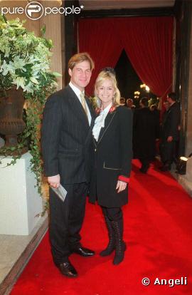 Simon MacCorkindale et sa femme Susan, au défilé Valentino, en 1998.