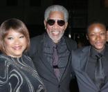 Morgan Freeman, Zindzi Mandela et Zwelabo Mandela       à la première de Invictus le 3 décembre à Los Angeles 