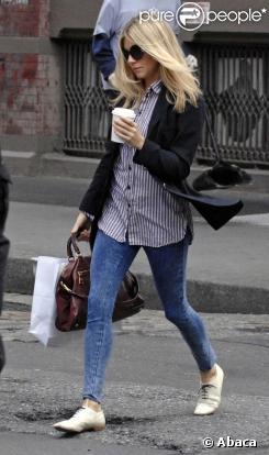 Sienna Miller fait du shopping à New York, seule. 03/12/09
