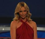 Charlize Theron lors du tirage de la prochaine coupe du monde de football, à Cape Town, le 4 décembre 2009.