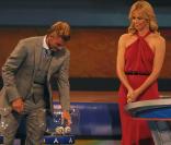 David Beckham et Charlize Theron lors du tirage de la prochaine coupe du monde de football, à Cape Town, le 4 décembre 2009.
