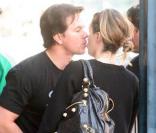 Petit dîner en amoureux, vendredi 27 novembre, pour Mark Wahlberg et son épouse Rhea, dans les rues de Beverly Hills. Remarquez la silhouette arrondie du mannequin, enceinte de son 4e enfant... et celle de son mari, juste en pleine prise de poids !