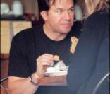 Petit dîner en amoureux, vendredi 27 novembre, pour Mark Wahlberg et son épouse Rhea, dans les rues de Beverly Hills. Remarquez la silhouette arrondie du mannequin, enceinte de son 4e enfant... et celle de son mari, juste en pleine prise de poids !
