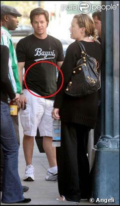 Petit dîner en amoureux, vendredi 27 novembre, pour Mark Wahlberg et son épouse Rhea, dans les rues de Beverly Hills. Remarquez la silhouette arrondie du mannequin, enceinte de son 4e enfant... et celle de son mari, juste en pleine prise de poids !