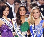 Malika Ménard entourée de ses dauphines Mélanie Craignou et Virginie Dechenaud lors de son élection le 5 décembre 2009