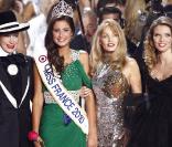 Geneviève de Fontenay, Malika Ménard, Miss France 2010, Arielle Dombasle et Sylvie Tellier le 5 décembre 2009