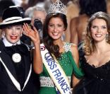 Malika Ménard entourée de Sylvie Tellier et de Geneviève de Fontenay lors de son élection le 5 décembre 2009