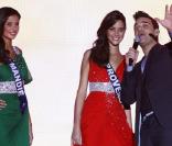 Robbie Williams avec les cinq finalistes Malika lors de l'élection Miss France le 5 décembre 2009