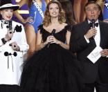 Geneviève de Fontenay, Sylvie Tellier et Jean-Pierre Foucault lors de l'élection Miss France le 5 décembre 2009