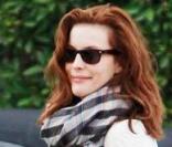 Liv Tyler dans les rues de Los Angeles le 5/12/09 avec une nouvelle coiffure : rousse !
