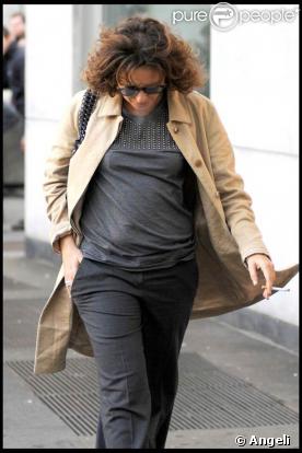 Valeria Golino aux côtés de son compagnon Riccardo Scamarcio, à la sortie de la conférence de prese de  L'uomo nero , de Sergio Rubini, à Milan, le 1er décembre 2009.
