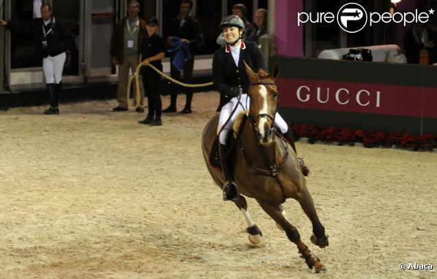 Martina Hingis a pris part à l'épreuve CSI 1* du Gucci Masters... et a chuté, le 10 décembre 2009 à Villepinte