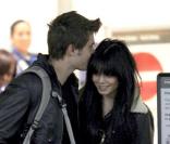 Zac Efron et Vanessa Hudgens arrivant à l'aéroport de Los Angeles le 11 décembre 2009