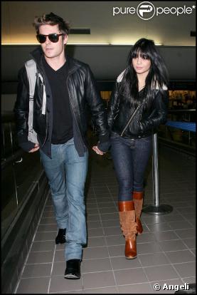 Zac Efron et Vanessa Hudgens arrivant à l'aéroport de Los Angeles le 11 décembre 2009