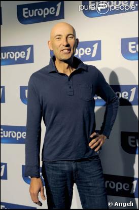 Nicolas Canteloup particulièrement drôle dans sa  Revue de presque  sur Europe 1, le 14 décembre 2009. 
