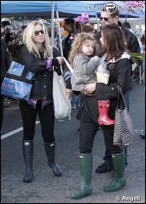 La charmante Kristen Bell aux côtés d'Amanda Anka et de la petite Francesca Nora Bateman, en séance shopping de Noël au Farmer's Market, en plein coeur de Los Angeles, le 13 décembre 2009.