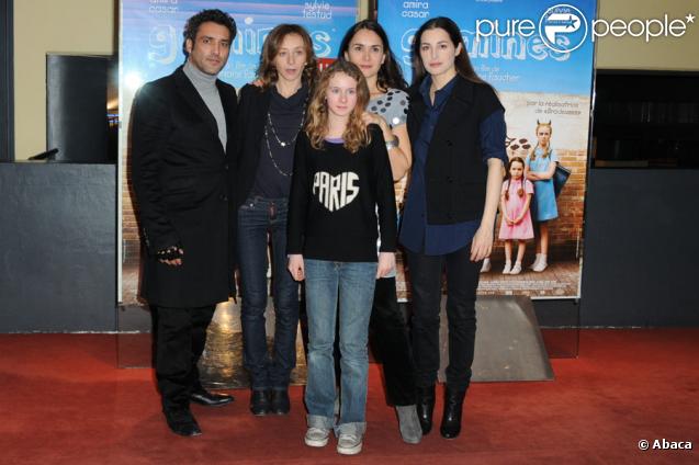 Jean-Pierre Martins, Sylvie Testud, Eleonore Faucher, Amira Casar et Zoé Duthion à Paris pour la première du film Gamines