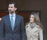La famille royale d'Espagne reçoit dans le palais royal à Madrid le président vietnamien et son épouse le 14 décembre 2009 : ici Felipe, prince héritier, et son épouse Letizia 