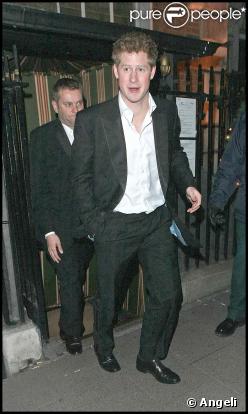 Après une soirée déjà bien remplie, le prince Harry finit en discothèque, à Londres, le 15 décembre 2009.