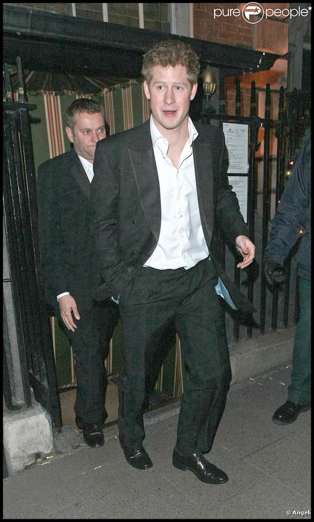 Après une soirée déjà bien remplie, le prince Harry finit en discothèque, à Londres, le 15 décembre 2009.