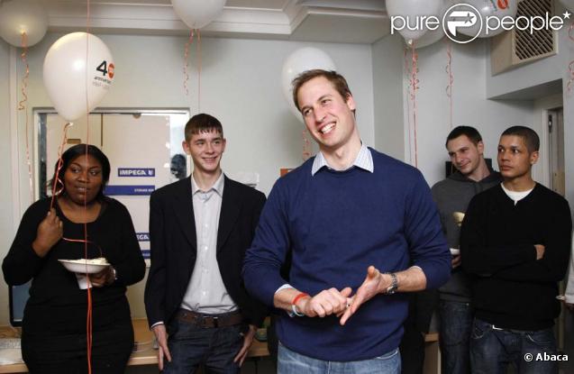 Le Prince William fête l'anniversaire du centre d'accueil pour SDF dont il s'occupe à Londres, le 16 décembre 2009.