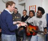 Le Prince William fête l'anniversaire du centre d'accueil pour SDF dont il s'occupe à Londres, le 16 décembre 2009.