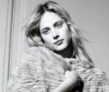 Nora Arnezeder rend hommage au sac New Lock de Dior