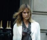 Nora Arnezeder rend hommage au sac New Lock de Dior