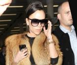 Toujours au top, Victoria Beckham nous a dégainé sa grosse fourrure, avec un tregging, de magnifiques escarpins, et son sac Hermès qu'elle adore. 