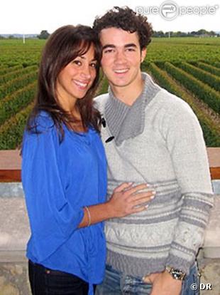 Kevin Jonas et Danielle Deleasa, la veille de leur mariage, devant les vignes du château Oheka Castle, prés de New York