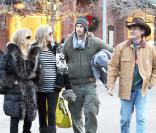 Goldie Hawn, son fils Oliver accompagné de sa femme enceinte Erinn, et Kurt Russell à Aspen dans le Colorado le 20 décembre 2009