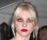 Taylor Momsen : Trop c'est trop... Ses lèvres surchargées et son regard charbonneux ne font pas bon ménage ! 