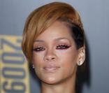 Rihanna : Malgré des yeux magnifiques, son make-up n'a pu être sauvé à cause de ce rouge disgracieux qu'elle arbore. 