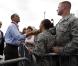 Le président Barack Obama, avec Michelle et leurs filles Malia et Sasha, lors de leur arrivée à Honolulu, Hawaii, le 24 décembre 2009.