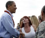 Le président Barack Obama, avec Michelle et leurs filles Malia et Sasha, lors de leur arrivée à Honolulu, Hawaii, le 24 décembre 2009. 