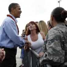 Le président Barack Obama, avec Michelle et leurs filles Malia et Sasha, lors de leur arrivée à Honolulu, Hawaii, le 24 décembre 2009.<br />