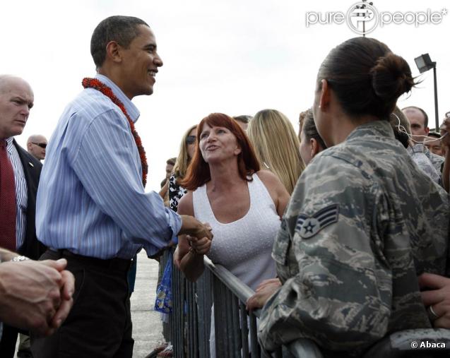 Le président Barack Obama, avec Michelle et leurs filles Malia et Sasha, lors de leur arrivée à Honolulu, Hawaii, le 24 décembre 2009. 