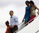 Le président Barack Obama, avec Michelle et leurs filles Malia et Sasha, lors de leur arrivée à Honolulu, Hawaii, le 24 décembre 2009.