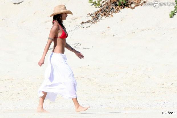 Elisabetta Canalis sur une plage de Mexico. 27/12/09