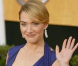 Même en couleur, Kate est divine. Un décolleté au top et une taille bien marquée.<br />